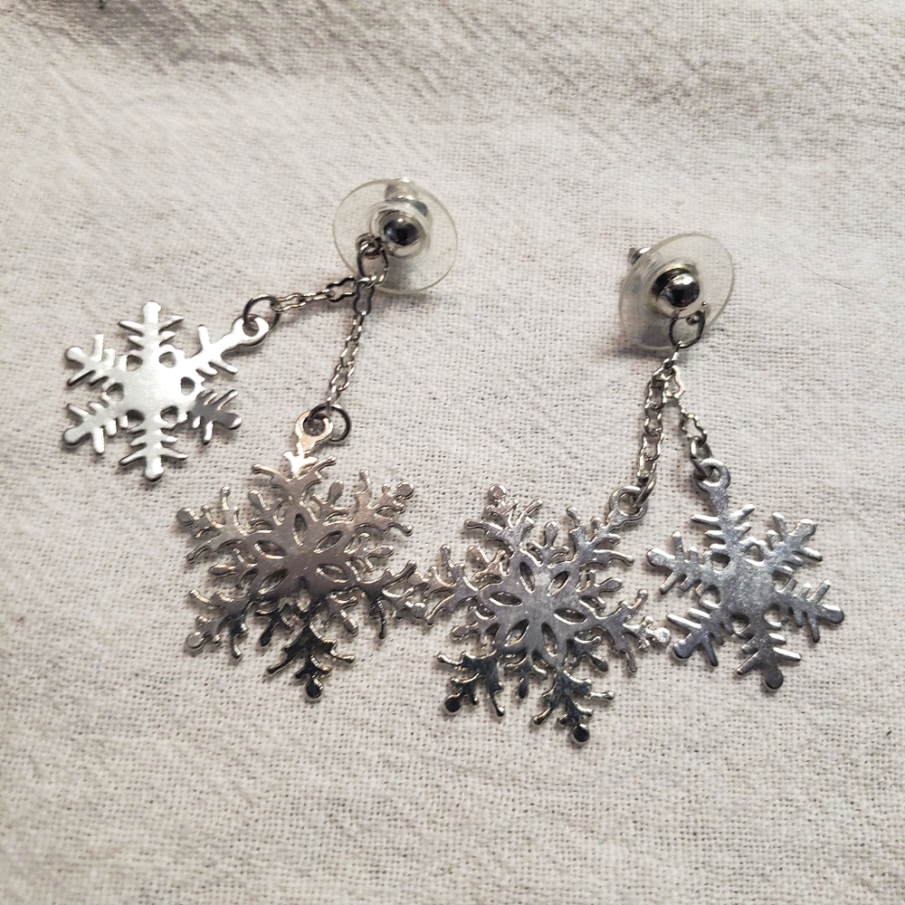 Beautiful Vintage Avon Silvertone Snowflake Double Dangle Stud Earrings